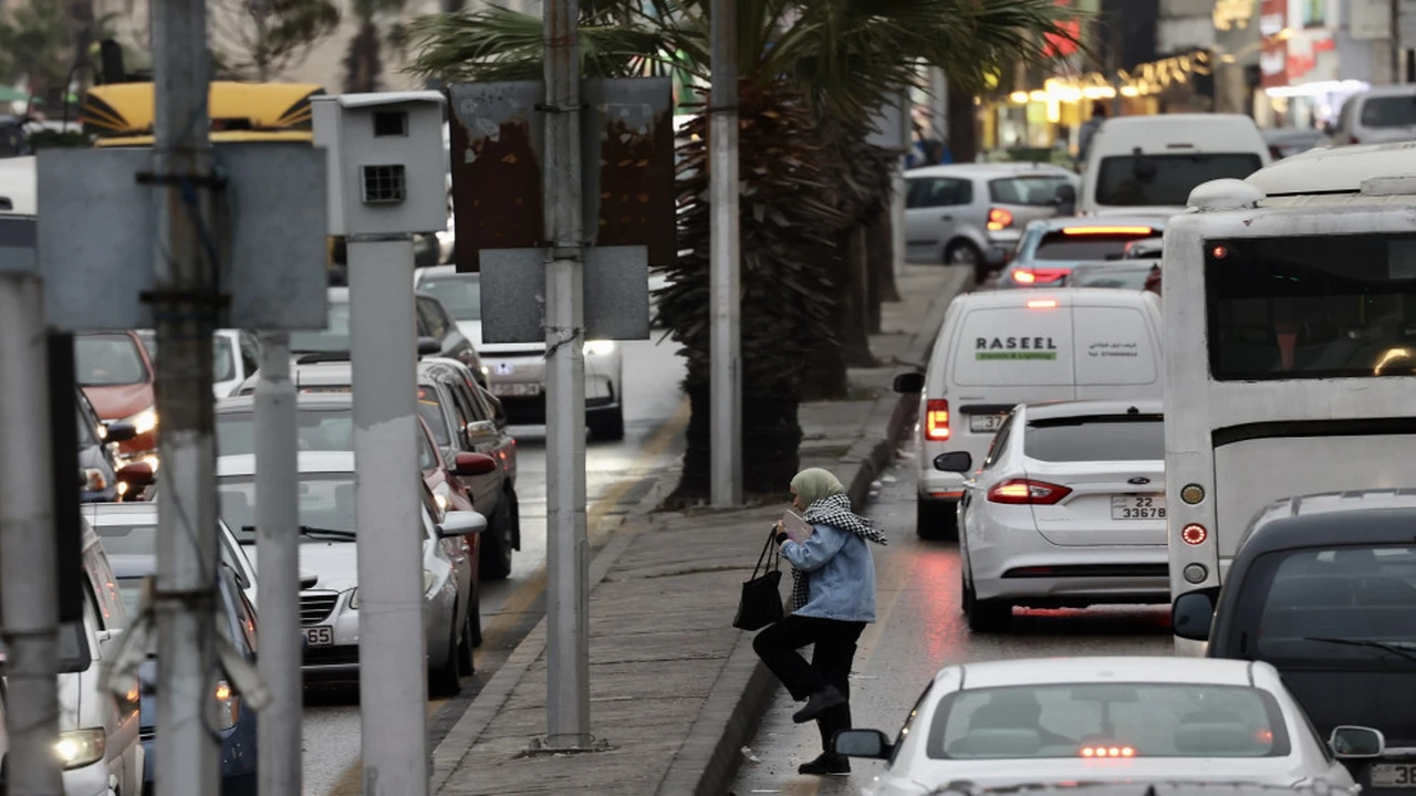 انخفاض طفيف في درجات الحرارة السبت مع فرص لسقوط أمطار خفيفة متفرقة